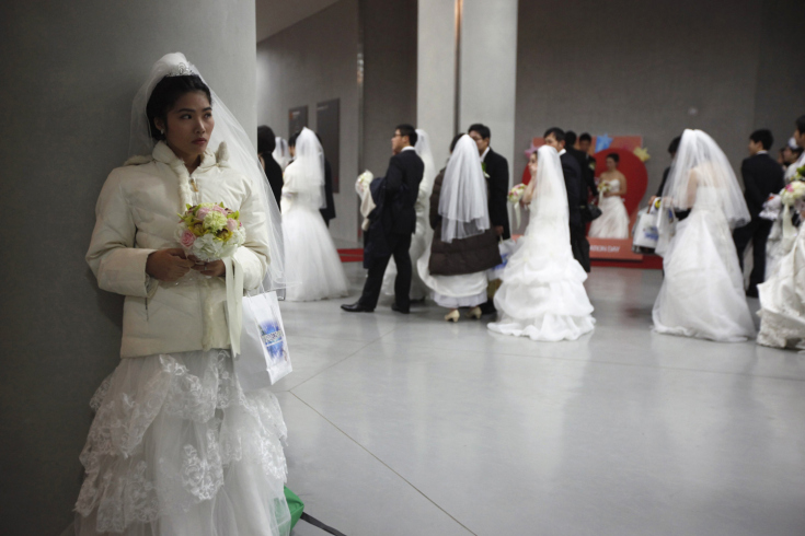 Μια νύφη περιμένει τον γαμπρό κατά τη διάρκεια μιας γαμήλιας τελετής της εκκλησίας ενοποίησης Cheongshim στο Κέντρο της Παγκόσμιας Ειρήνης στο Gapyeong, Νότια Κορέα.