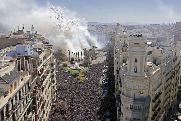 Οι Ισπανοί παρακολουθούν τα πυροτεχνήματα στη Βαλένθια, κατά τη διάρκεια του Φεστιβάλ για τον εορτασμό του πολιούχου της πόλης,  Σαν Χοσέ