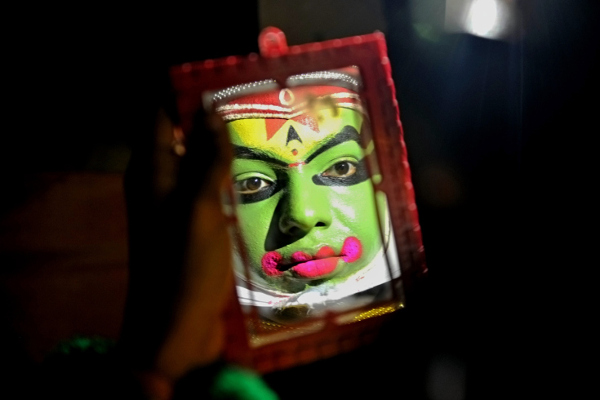 Ένας παραδοσιακό performer Kathakali ετοιμάζει το μακιγιάζ του πριν από την εκδήλωση που διοργάνωσε  το  Τμήμα Τουρισμού της Ινδίας στο Bangalore. Τα έσοδα από τον τουρισμό απέφεραν 211,25 δισεκατομμύρια ρουπίες (4 δισ. δολάρια) στο νότιο ινδικό κρατίδιο. 