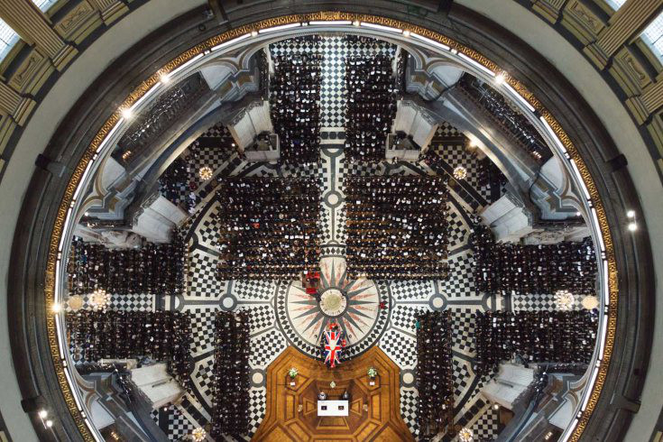 Οι επισκέπτες παίρνουν τις θέσεις τους κατά την Τελετή της κηδείας της πρώην Πρωθυπουργός της Βρετανίας βαρόνη Θάτσερ στον καθεδρικό ναό του Αγίου Παύλου στο Λονδίνο.