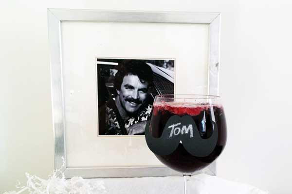 Tom Selleck Ο κύριος  Magnum, super star της τηλεόρασης και του κινηματογράφου την δεκαετία του ‘80 ενέπνευσε για ένα cocktail από παγωμένο κρασί όπως θα το έπινε σε κάποια παραλία της Χαβάης.   