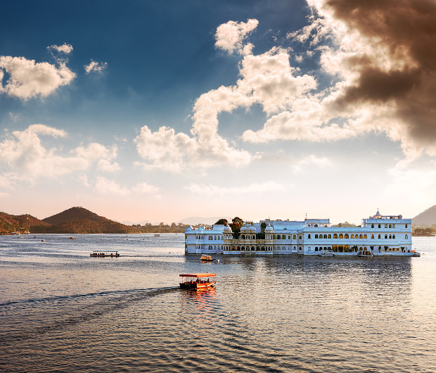 Το 1951 ο  Maharana Udai Singh επέλεξε να χτίσει το παλάτι του στη λίμνη Pichola, μια τεχνητή λίμνη από τον 14ο αιώνα.