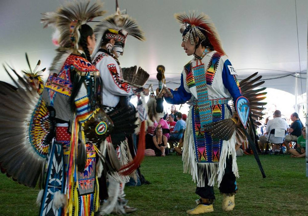  Ινδιάνοι του Καναδά με παραδοσιακές ενδυμασίες