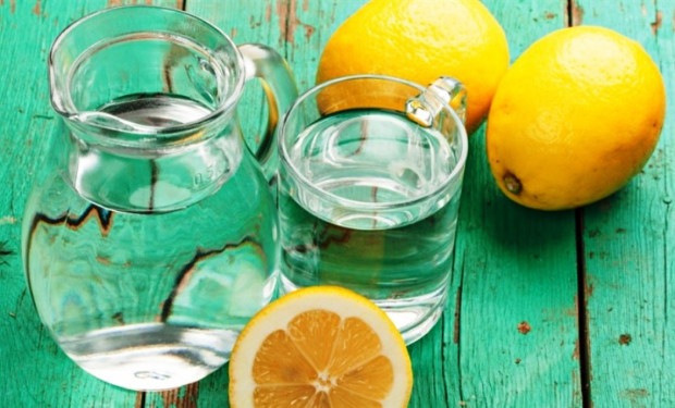 4 Λόγοι για να πίνετε χλιαρό νερό με λεμόνι κάθε πρωί!