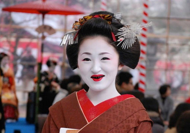  Σύγχρονη Γιαπωνέζα με παραδοσιακή ενδυμασία και δόντια βαμμένα μαύρα