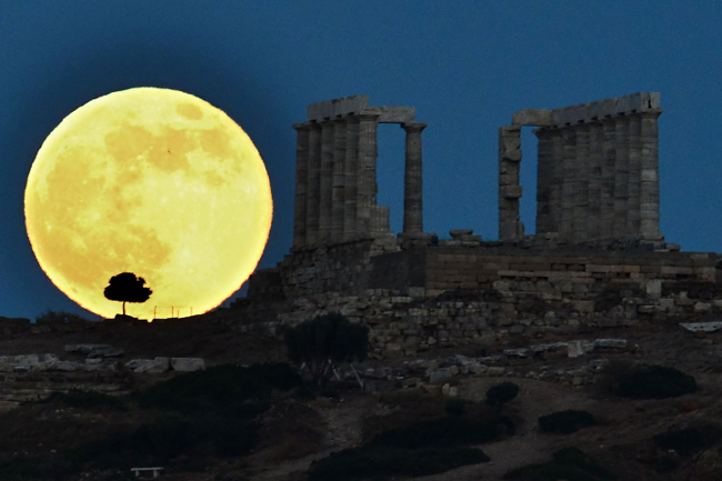Το φεγγάρι στο Σούνιο σε μια μαγευτική φωτογραφία