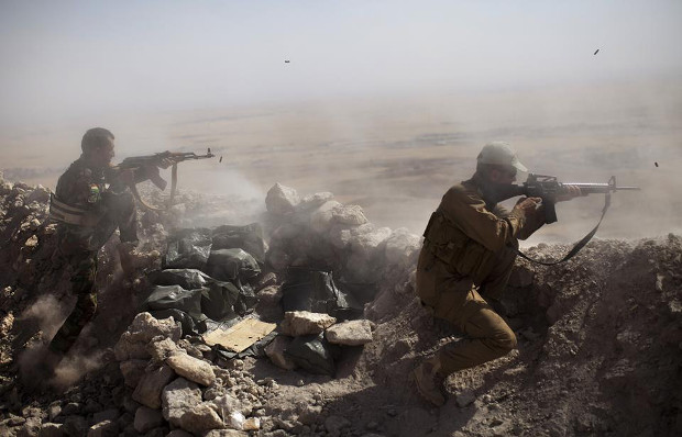 Κούρδοι μαχητές βάλλουν κατά θέσεων του Ισλαμικού Κράτους.