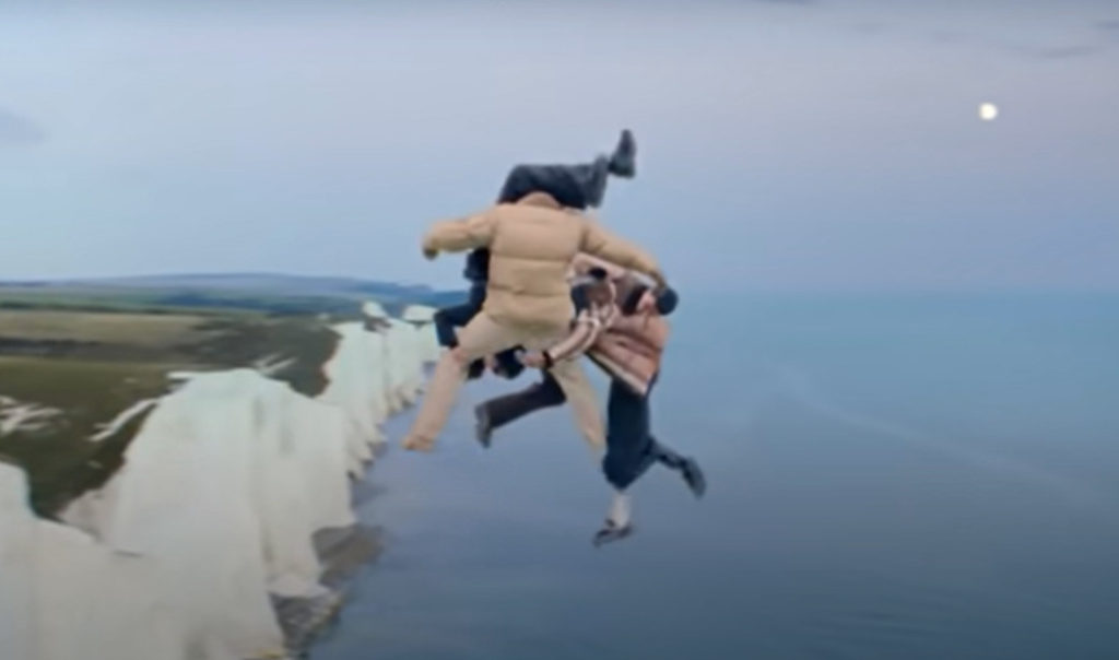 Τα μοντέλα της Burberry στον αέρα... προς την ελευθερία